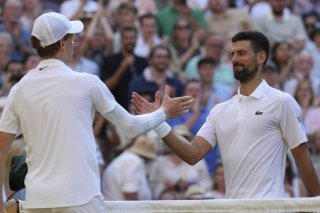 Il n'y a pas eu vraiment de match en Jannik Sinner (à gauche) et Novak Djokovic. KEYSTONE/AP/Kin Cheung